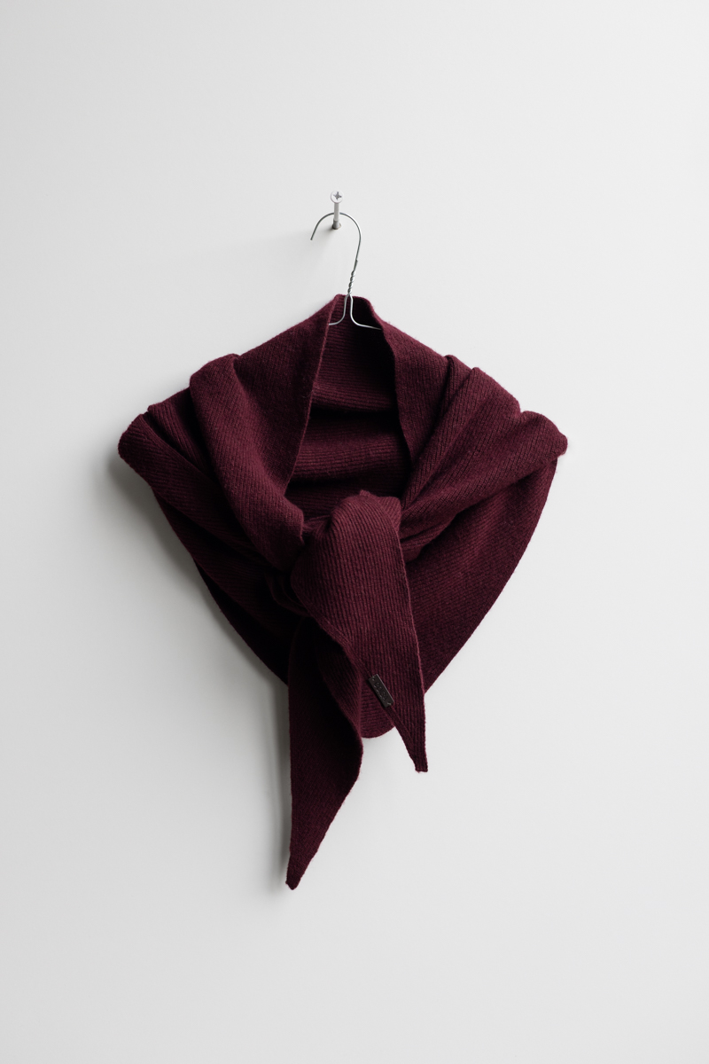 TRIANGLE SCARF BURGUNDY 