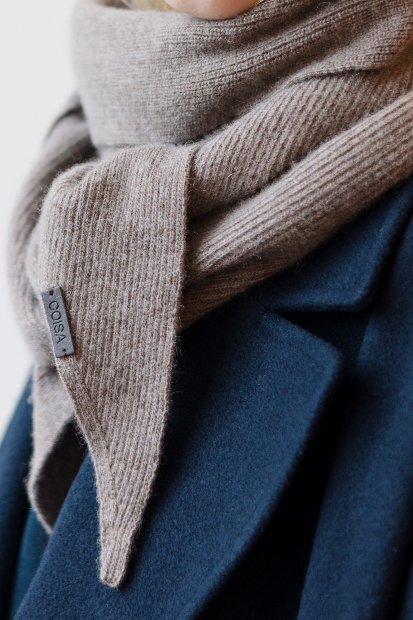 TRIANGLE SCARF TAUPE